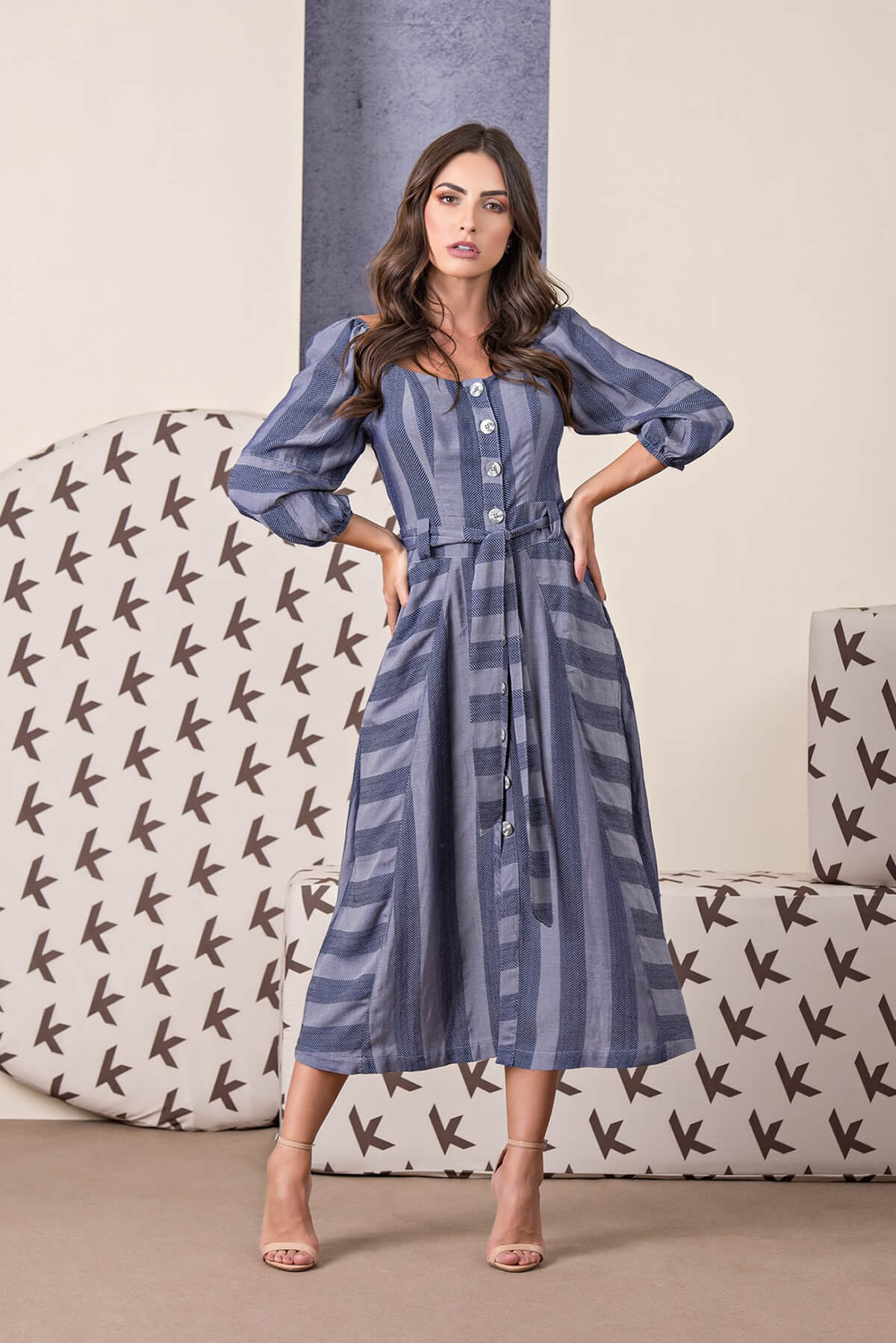 VESTIDO KÍMIKA MÍDI MANGA COM LEVE VOLUME AZUL.