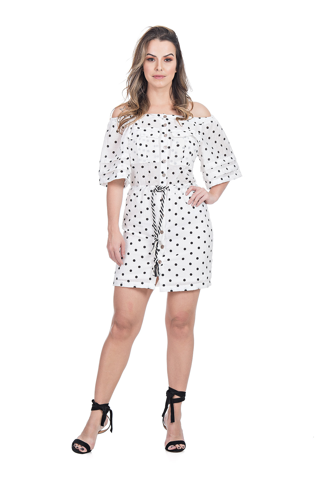 VESTIDO KÍMIKA CURTO EM PADRONAGEM PRETO.