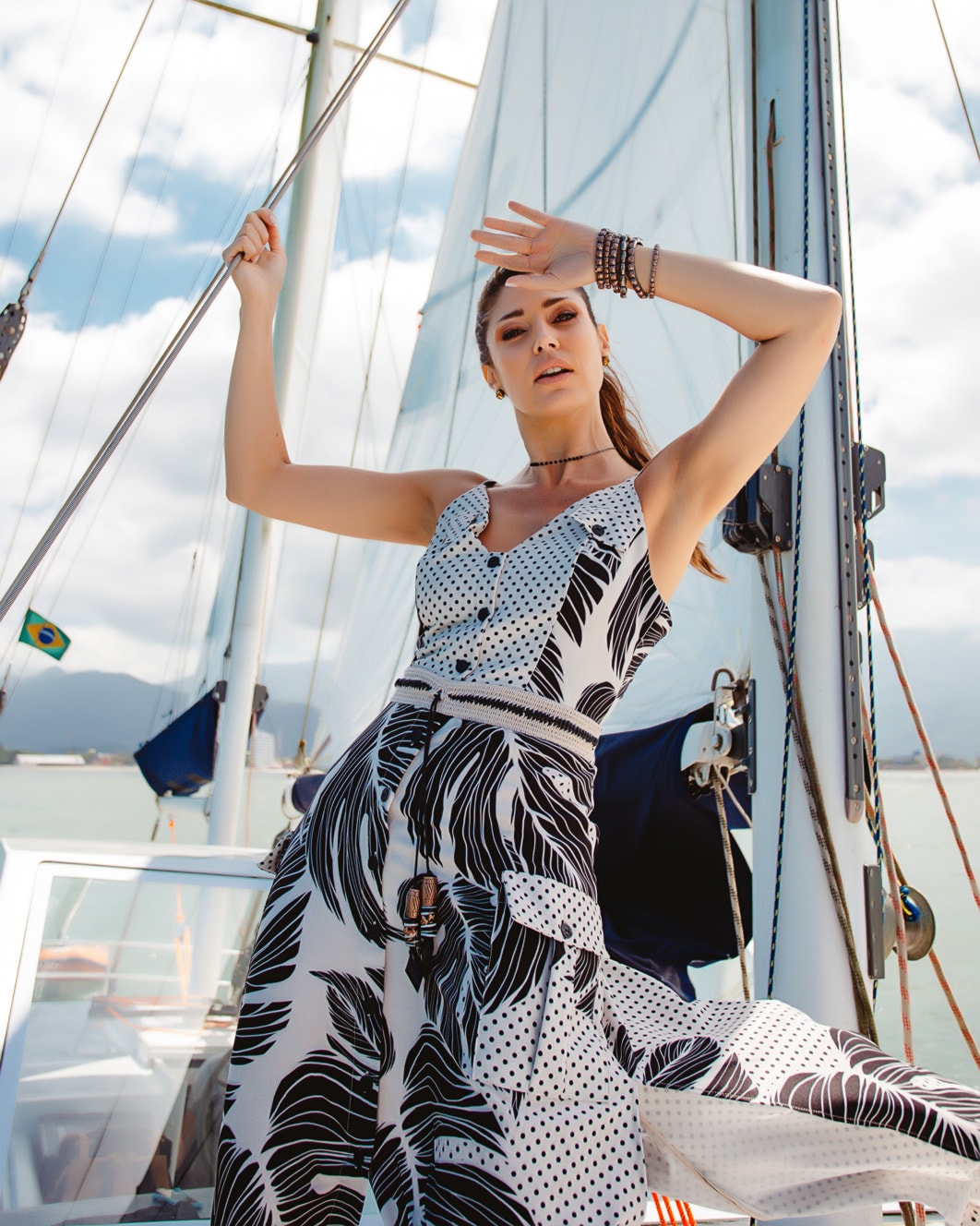 VESTIDO MÍDI KÍMIKA COM MIX DE ESTAMPAS PRETO/BRANCO.