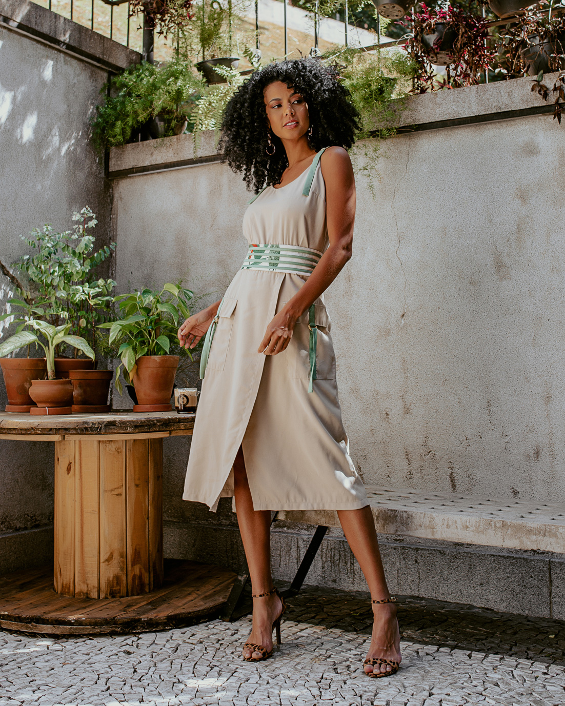 VESTIDO MÍDI KÍMIKA FEITO EM LIOCEL BEGE.