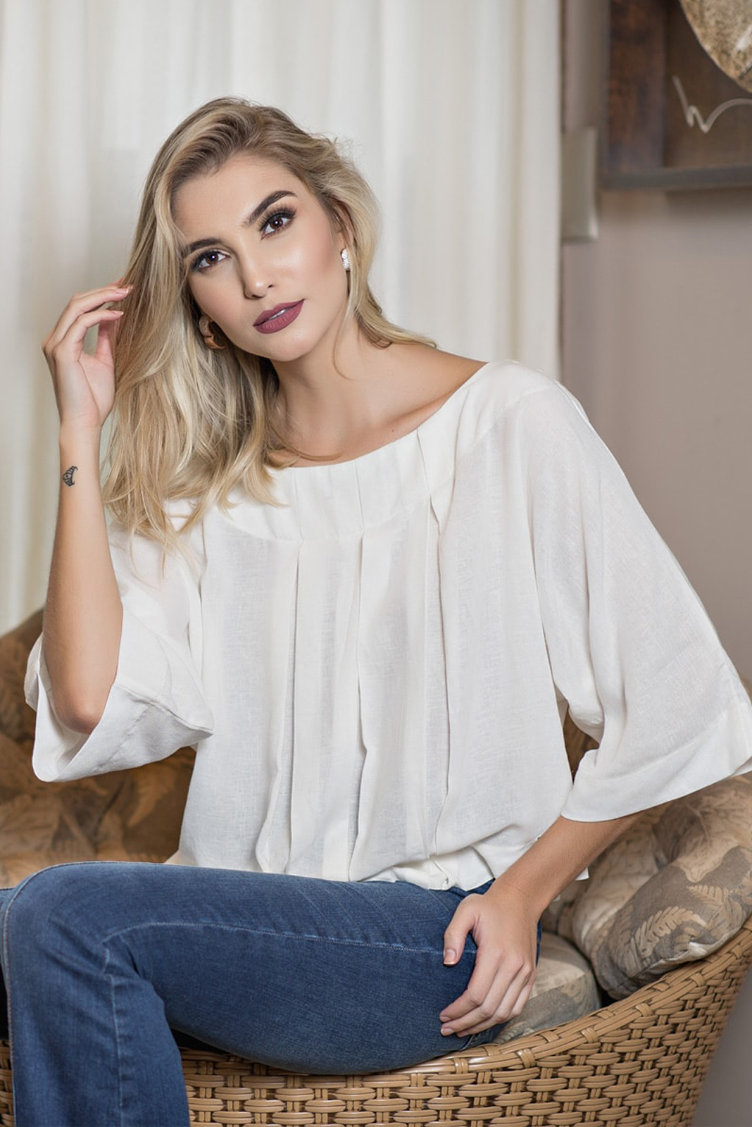 BLUSA KÍMIKA LINHA ECO COM DETALHE EM PREGAS OFF WHITE.