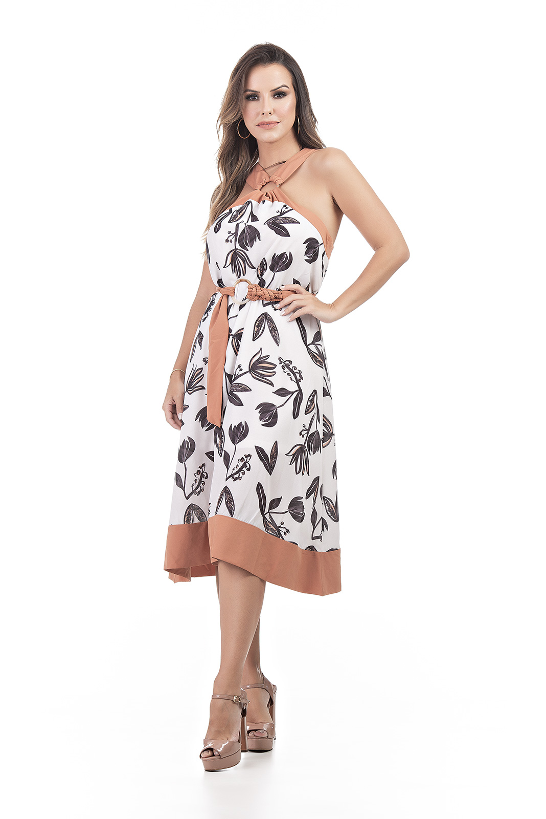 VESTIDO MÍDI KÍMIKA SOLTO ESTAMPADO COM CINTO DE TECIDO LARANJA.