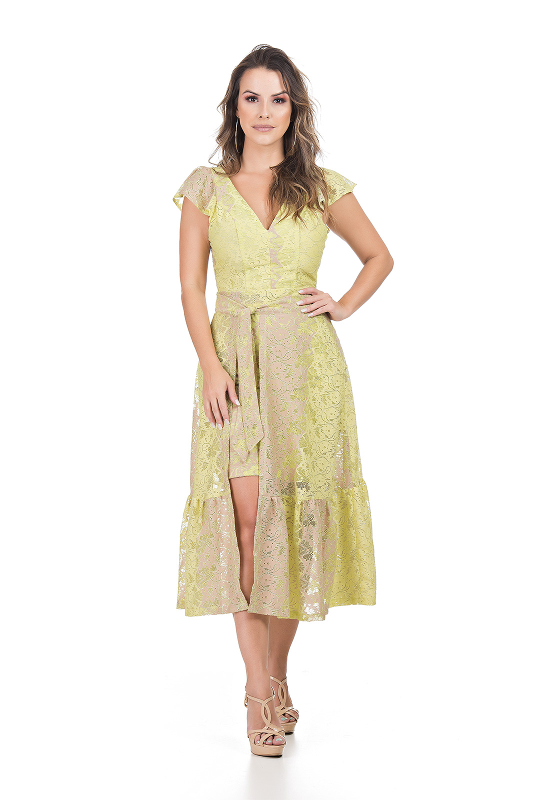 VESTIDO KIMIKA CURTO AMARELO COM RENDA E SAIA DE SOBREPOSIÇÃO MIDI .