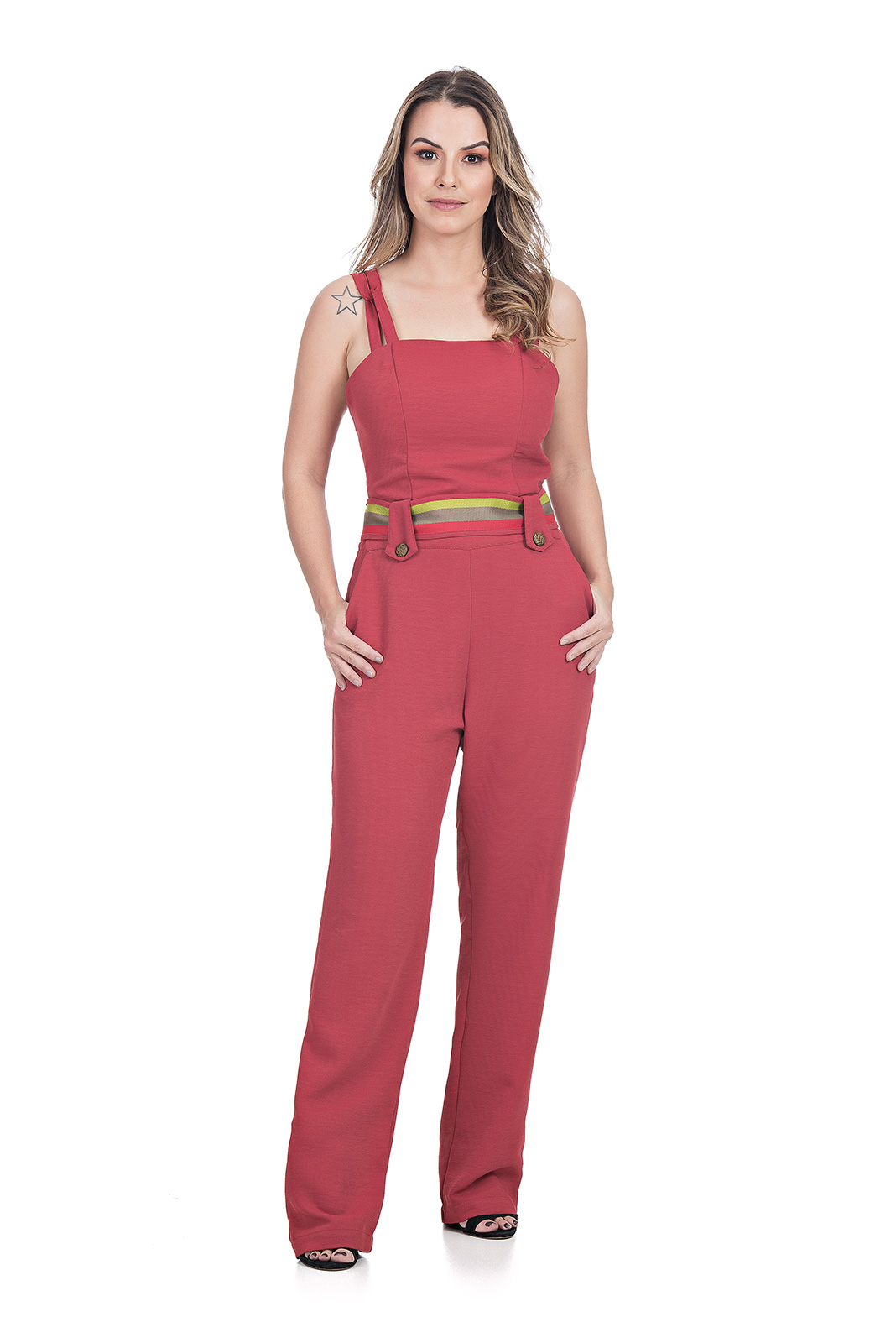 MACACÃO KÍMIKA EM CREPE MONOCROMÁTICO VERMELHO.