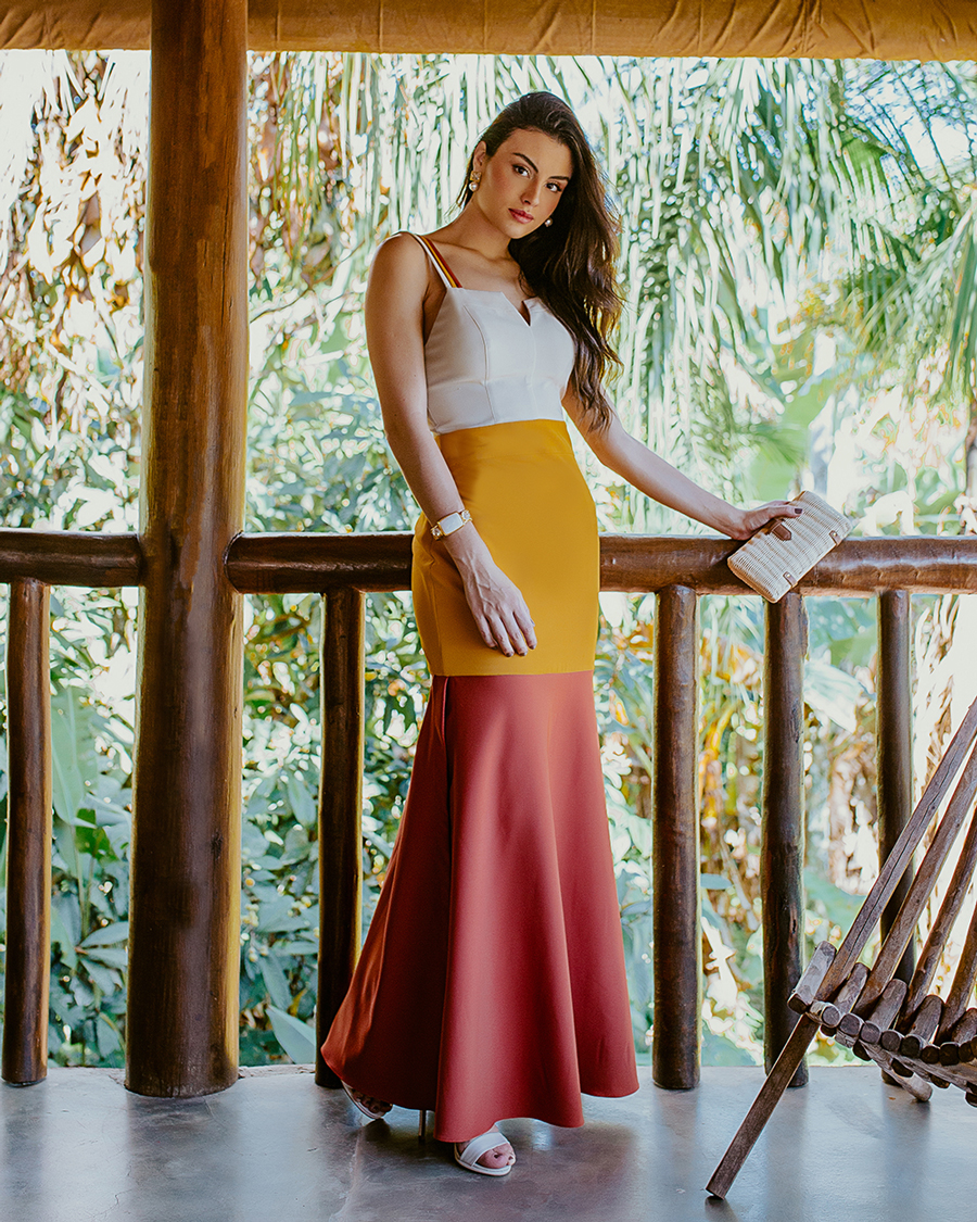 VESTIDO KÍMIKA LONGO EM CREPE ALFAIATARIA TRICOLOR.