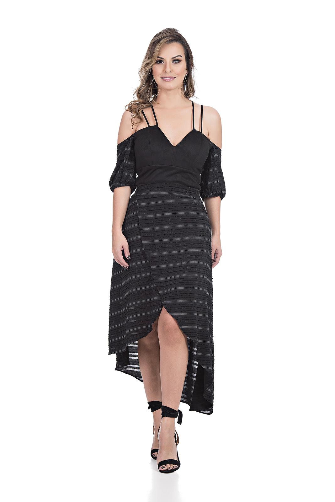VESTIDO KÍMIKA MIDI E MANGAS COM OMBRO AMOSTRA PRETO.