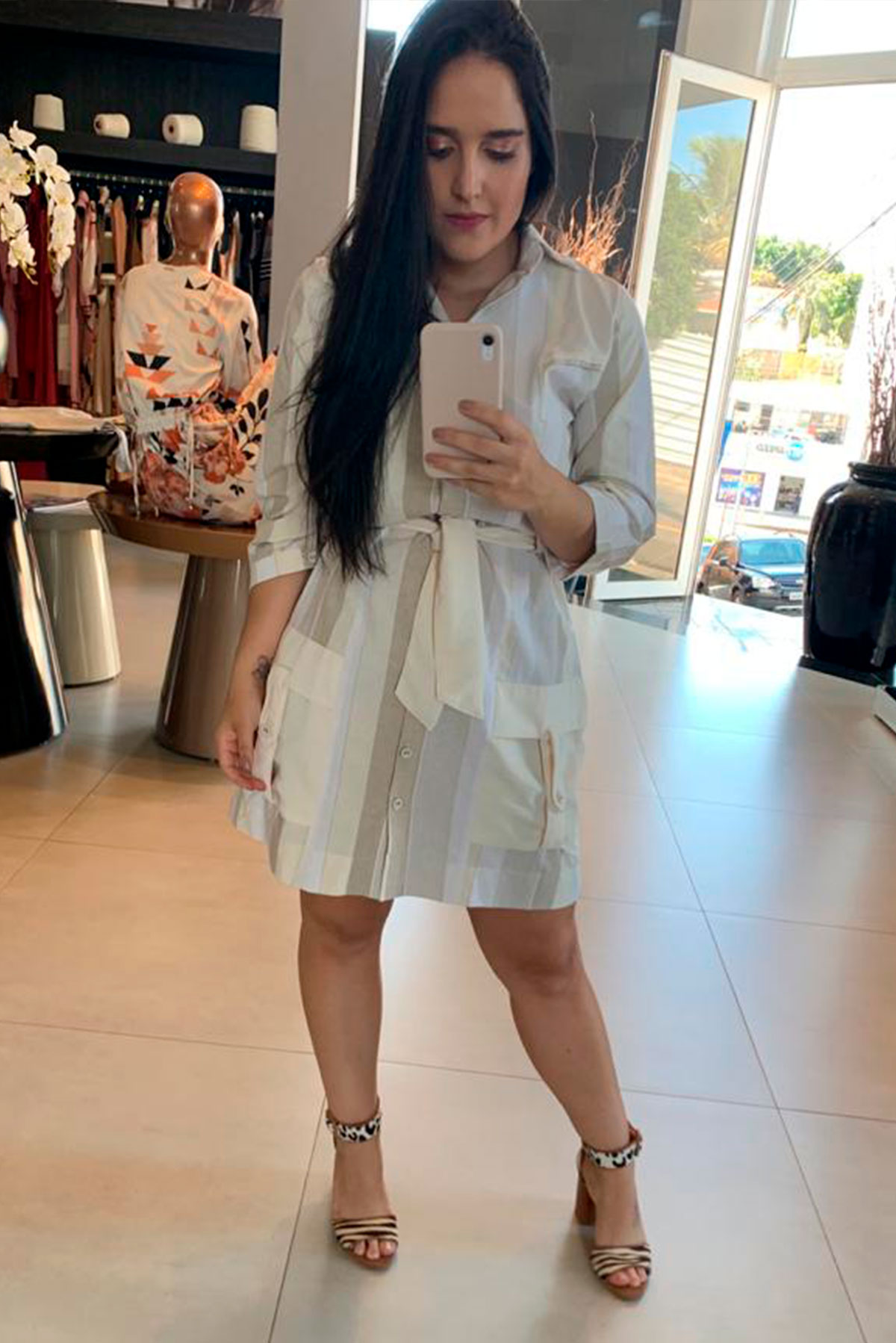 CHEMISE CURTA KÍMIKA EM LINHO BEGE.