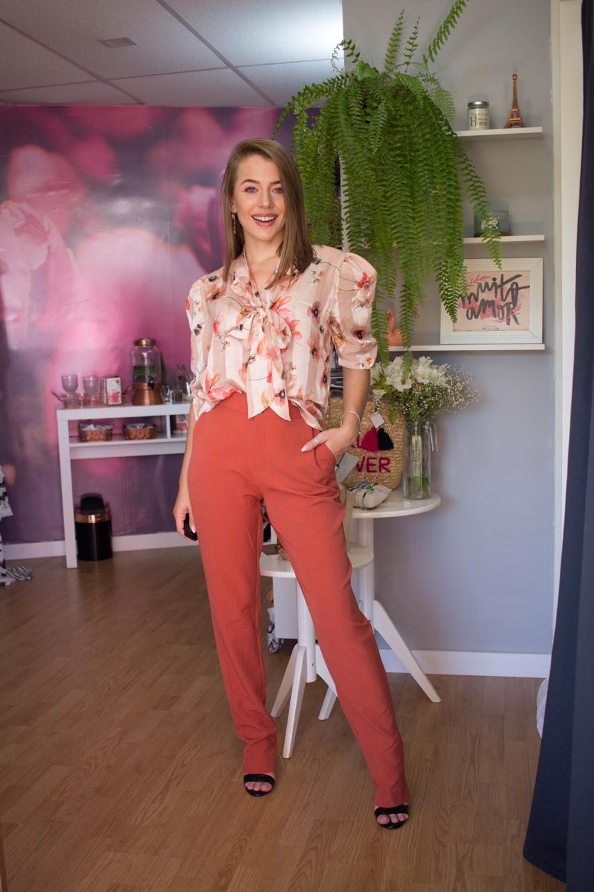 CONJUNTO KÍMIKA CALÇA EM CREPE ALFAIATARIA E BLUSA EM CREPE COM TOQUE DE SEDA LARANJA