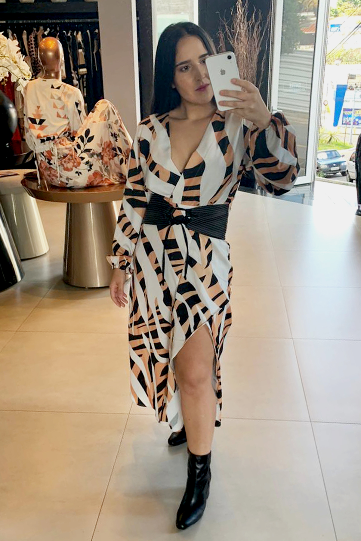 VESTIDO MÍDI KÍMIKA EM CREPE ESTAMPA EXCLUSIVA.