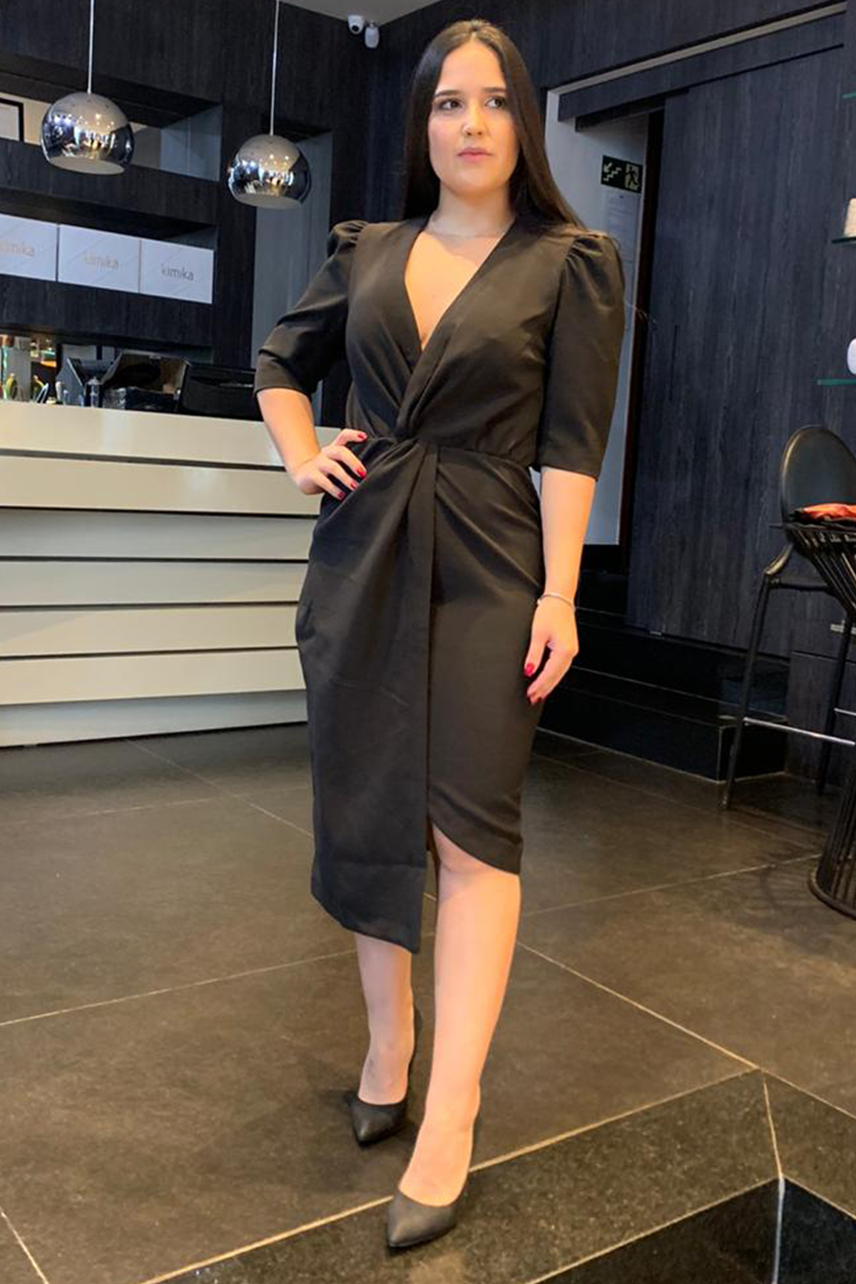 VESTIDO MÍDI KÍMIKA MONOCROMÁTICO COM BUSTO TORCIDO PRETO