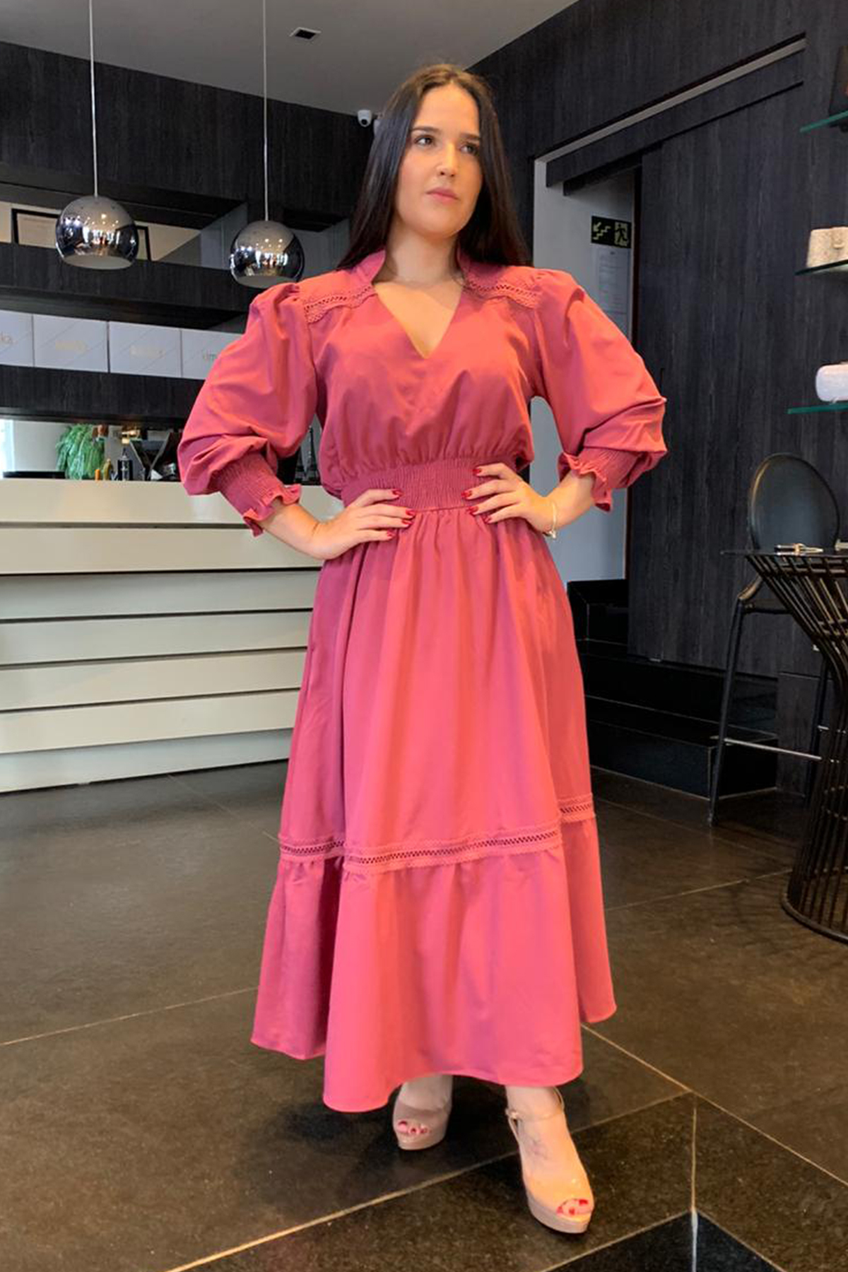 VESTIDO MÍDI KÍMIKA EM CREPE TEXTURIZADO MONOCROMÁTICO PINK