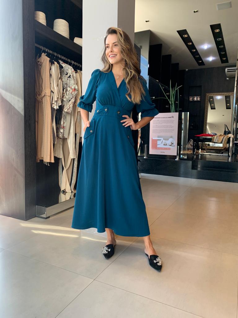 VESTIDO MIDI KÍMIKA DE CREPE OPACO COM FLUIDEZ AZUL