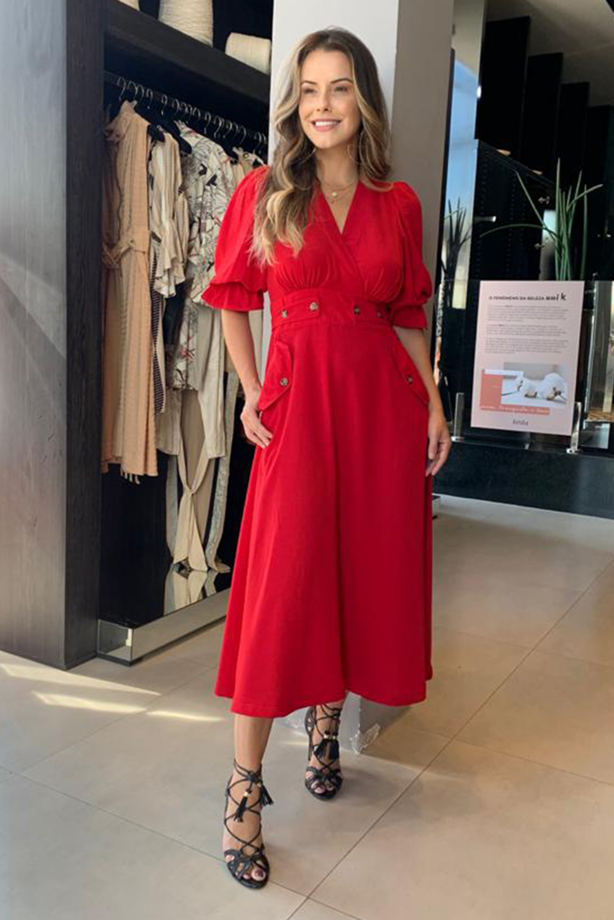 VESTIDO MIDI KÍMIKA DE CREPE OPACO COM FLUIDEZ VERMELHO