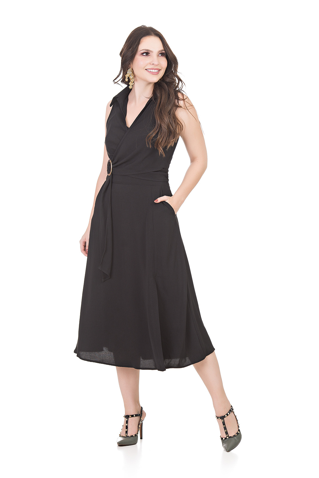 VESTIDO KÍMIKA MÍDI COM DECOTE TRANSPASSADO PRETO.