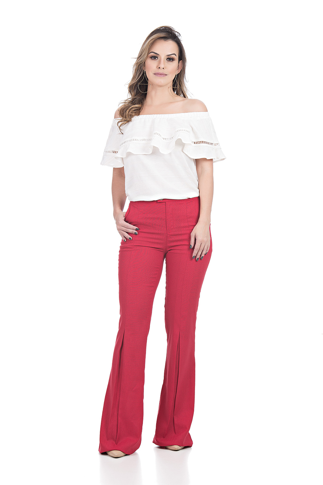 CALÇA KÍMIKA FLARE COM DETALHE NA BARRA VERMELHA.