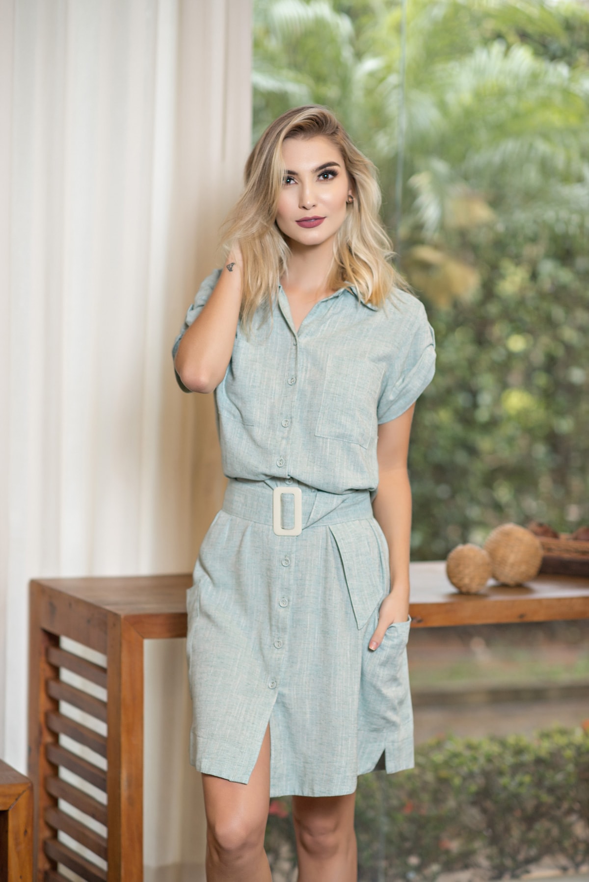 VESTIDO CURTO COLEÇÃO ECO FEITO EM LINHO VERDE.