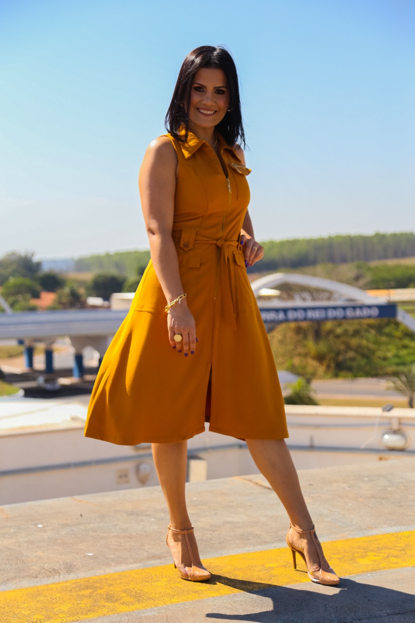 VESTIDO MÍDI KÍMIKA EM LINHO COM TEXTURA PIQUET MOSTARDA