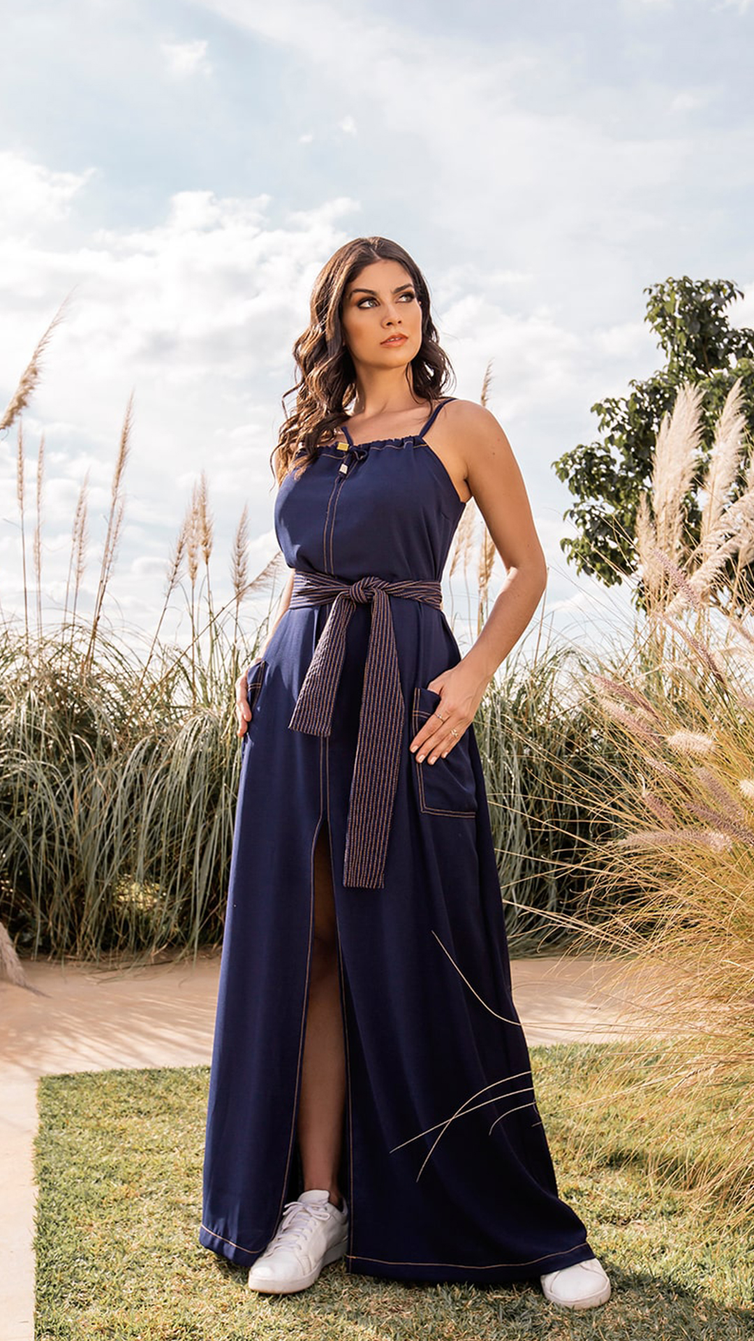VESTIDO LONGO KÍMIKA EM CREPE FLUÍDO AZUL MARINHO