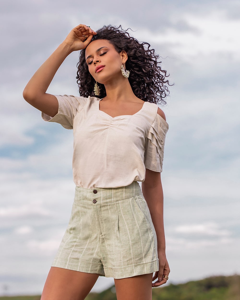 CONJUNTO KÍMIKA DE SHORT EM FIBRAS NATURAIS E BLUSA EM LINHO OFF WHITE