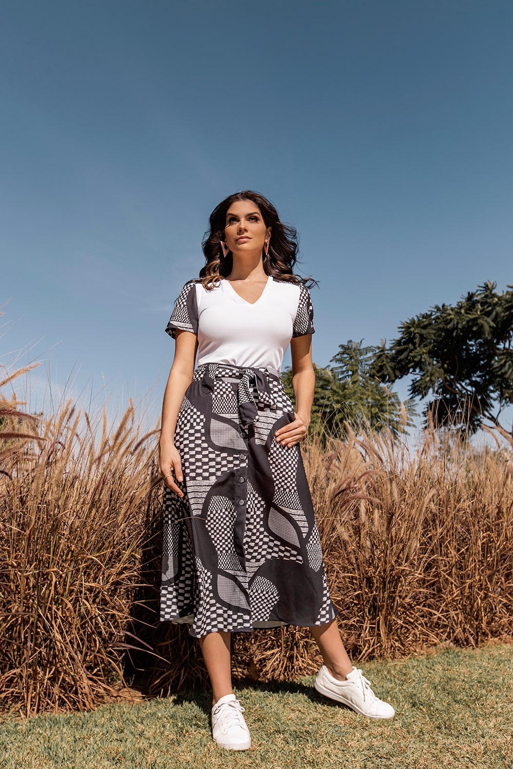 CONJUNTO KÍMIKA DE SAIA ALFAIATARIA LEVE E ESTAMPA EXCLUSIVA PRETO E BRANCO