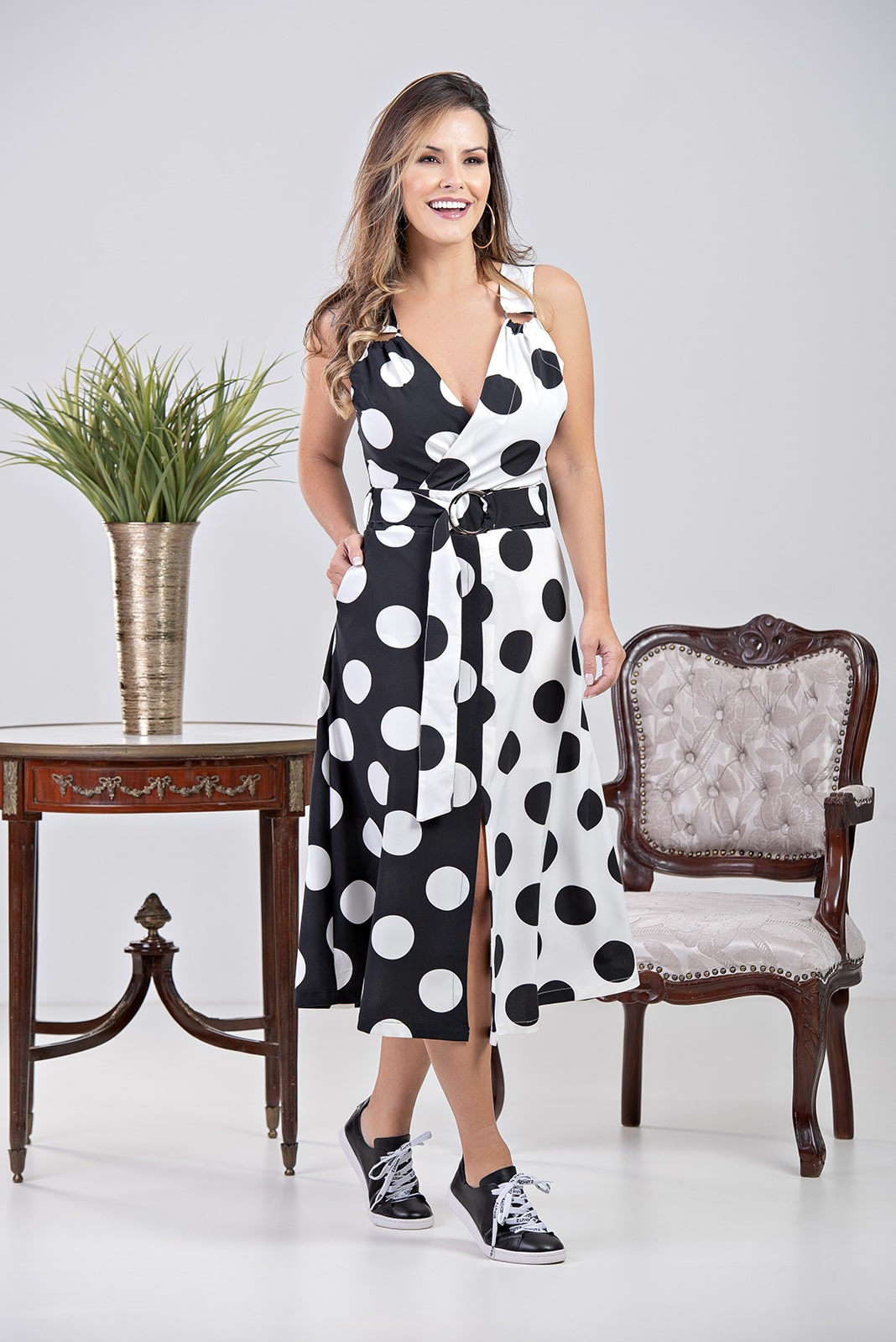 VESTIDO MÍDI KÍMIKA COM FENDA E ESTAMPA PRETO E BRANCO