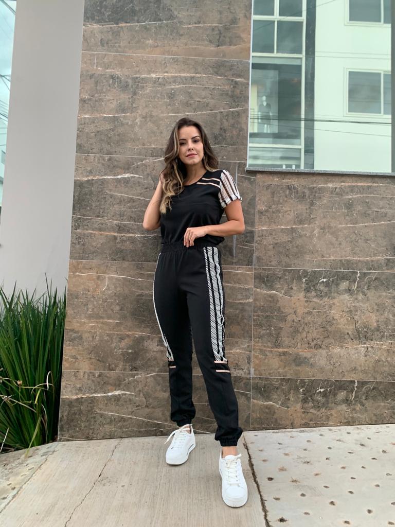 CONJUNTO KÍMIKA EM CREPE CONFORT PRETO COM DETALHES