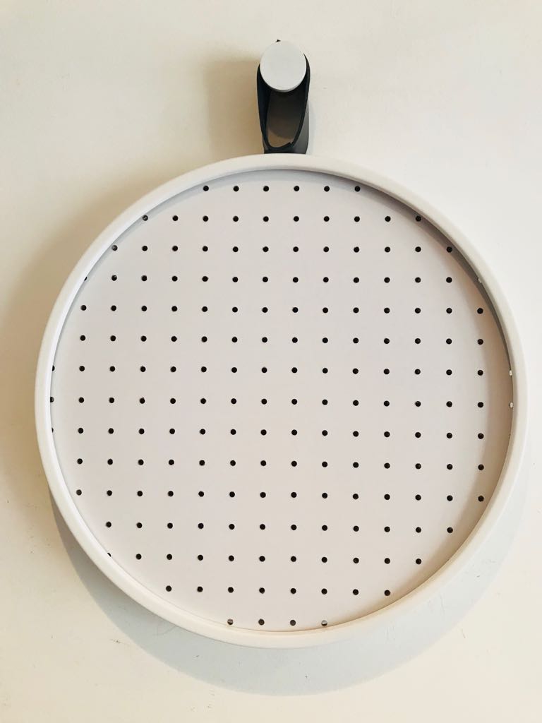 Pegboard Alca Curta Branco Couro Preto Fundo Branco 40 cm Redondo