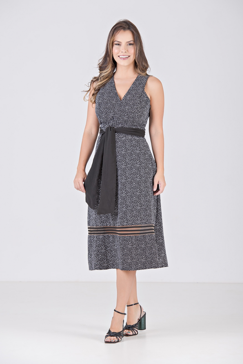 VESTIDO MÍDI KÍMIKA ESTAMPADO BICOLOR PRETO E BRANCO.