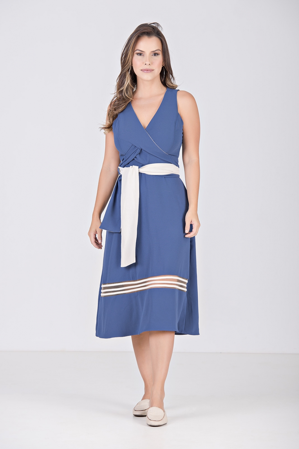 VESTIDO MÍDI KÍMIKA LISO COM DETALHES AZUL.