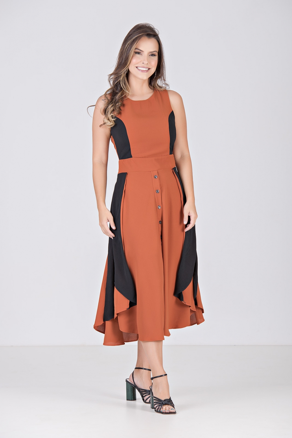 VESTIDO MÍDI KÍMIKA EM CREPE TEXTURIZADO BICOLOR MARROM.