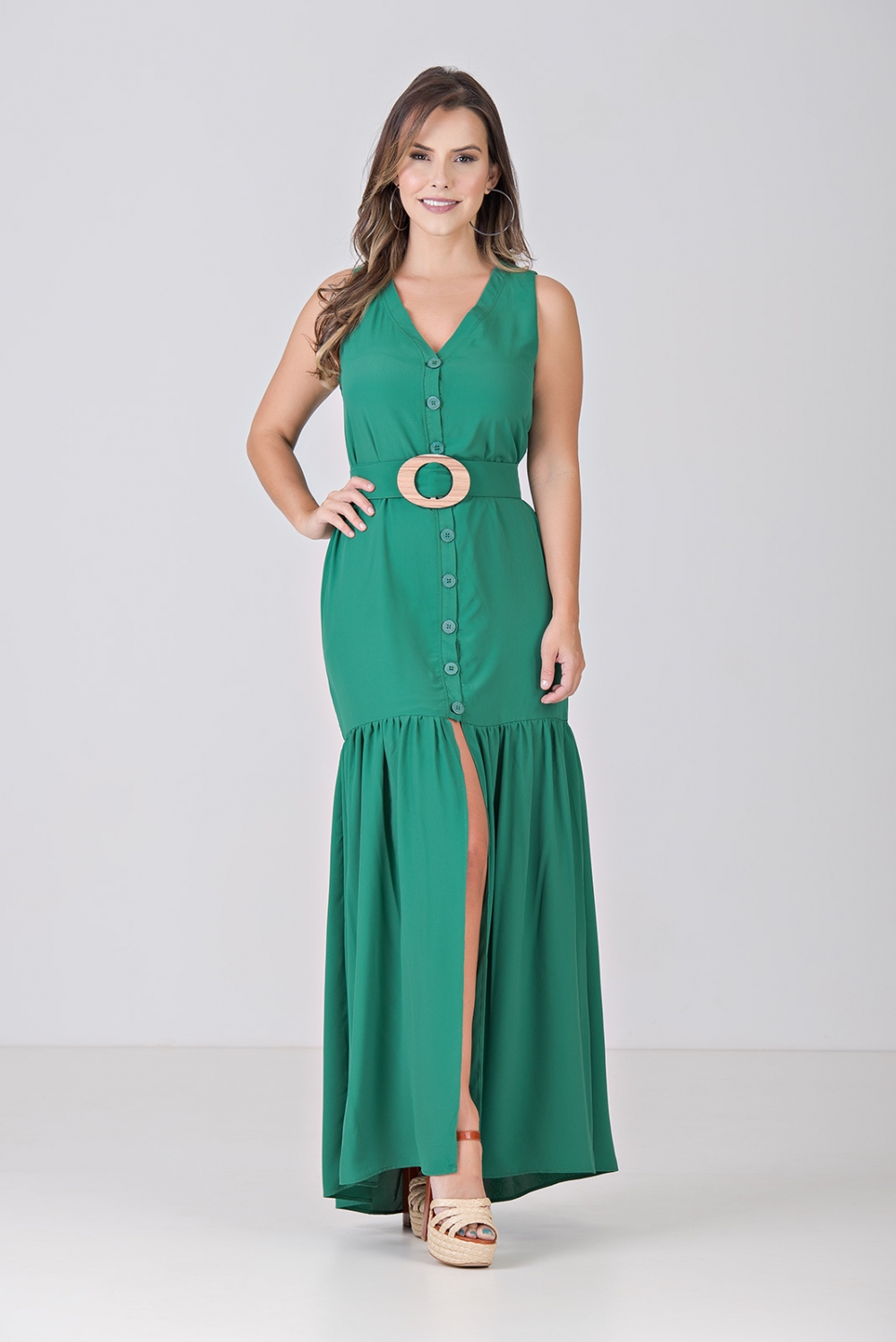 VESTIDO LONGO KÍMIKA EM CREPE TEXTURIZADO E FENDA VERDE.