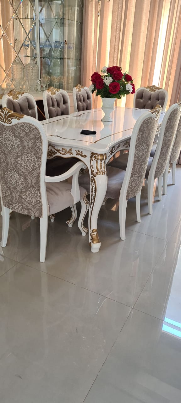 Mesa de Jantar Exclusiva com Entalhes Manuais 