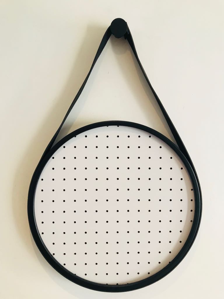 Pegboard Adnet Preto Couro Preto Fundo Branco 40 cm Redondo