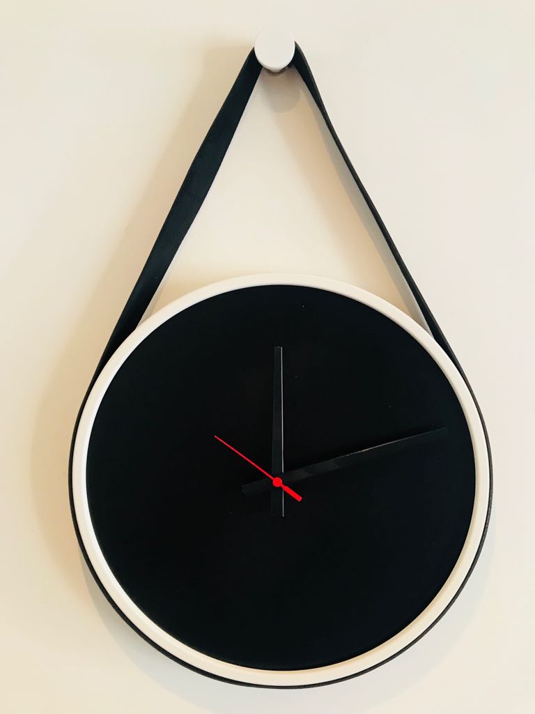 Relógio Decorativo Adnet Branco Alça Corino Preta Mostrador Preto Ponteiro Preto 20cm Redondo