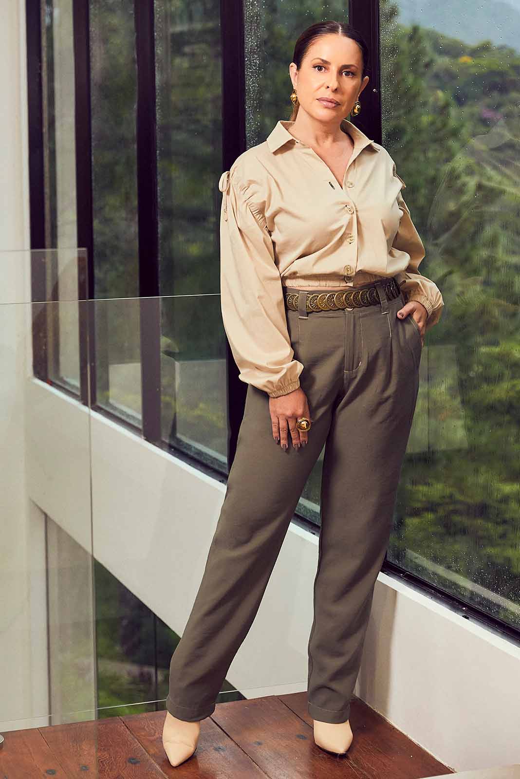 Conjunto de Calça Verde Militar e Camisa Cropped Palha 