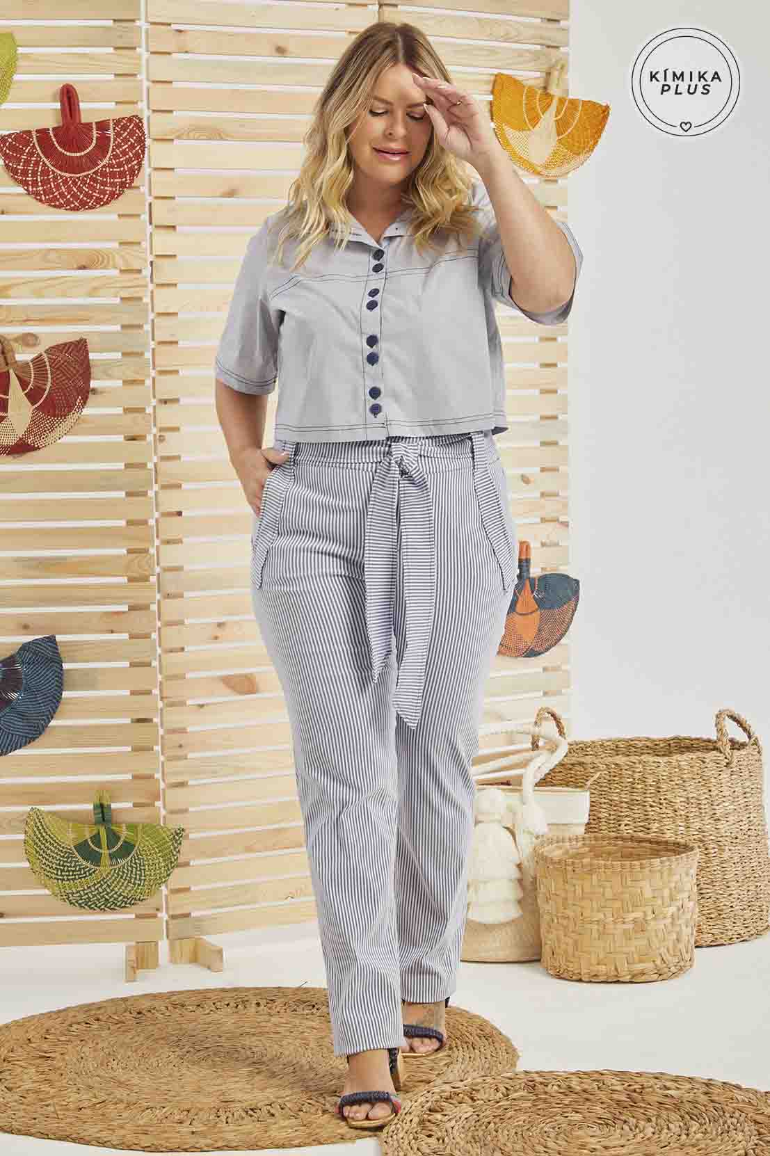 Conjunto de Calça e Camisa Curta Listrado Plus Size