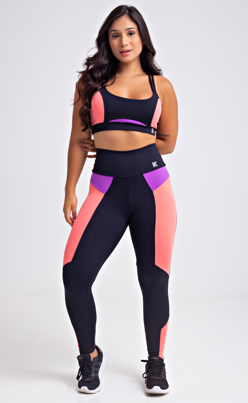 Conjunto Fitness Top Nadador Alça Dupla e Calça Legging Preta Recortes Coloridos