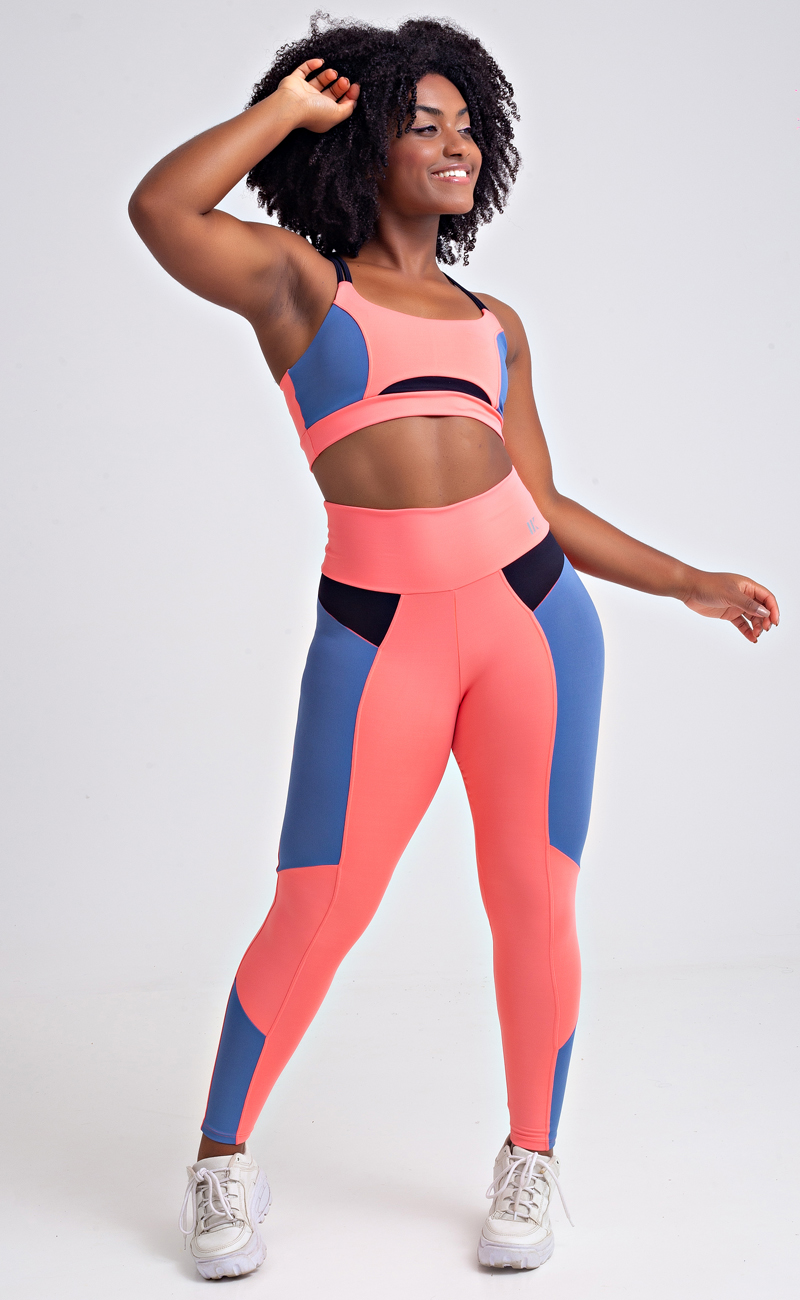 Conjunto Fitness Top Nadador Alça Dupla e Calça Legging Rosa ClaroRecortes Coloridos