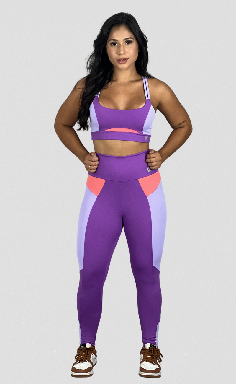 Conjunto Fitness Top Nadador Alça Dupla e Calça Legging Roxa Recortes Coloridos