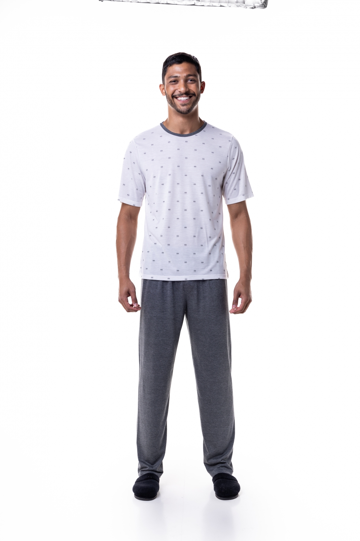 PIJAMA ADULTO MASCULINO MANGA CURTA CALÇA GRAVATARIA PLUS BOCEJINHO