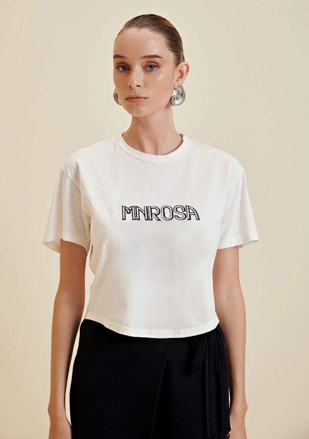 T-shirt Morena Rosa gola redonda logo bordada 