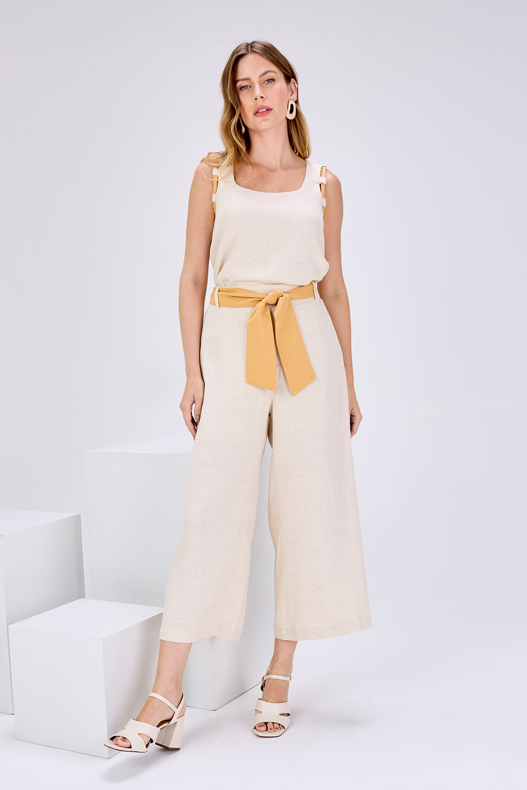 Conjunto de Calça Pantacourt e Blusa Bege 