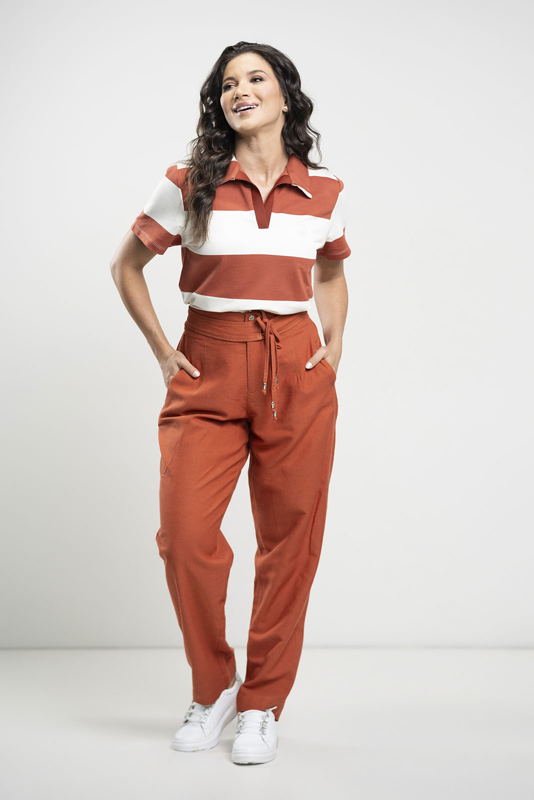 Conjunto de Calça Reta e Blusa Listrada Malha Marrom 