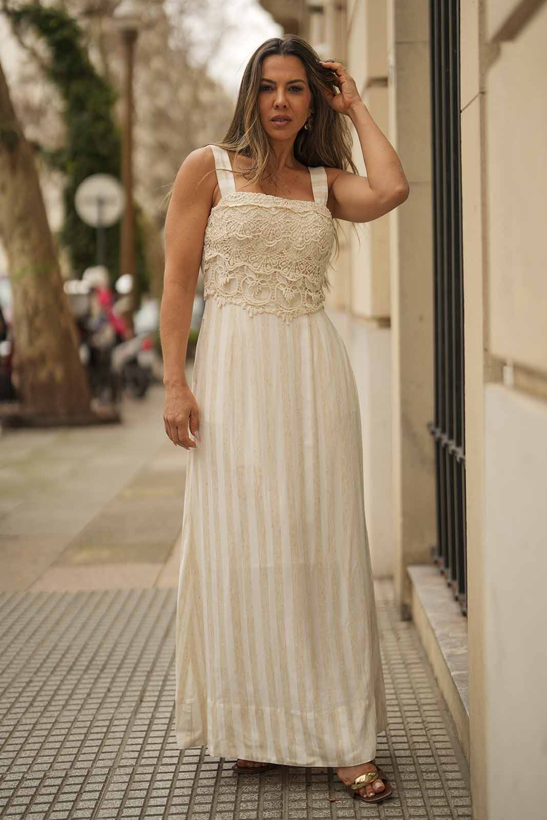 Vestido Longo Aplicação em Renda Off White 