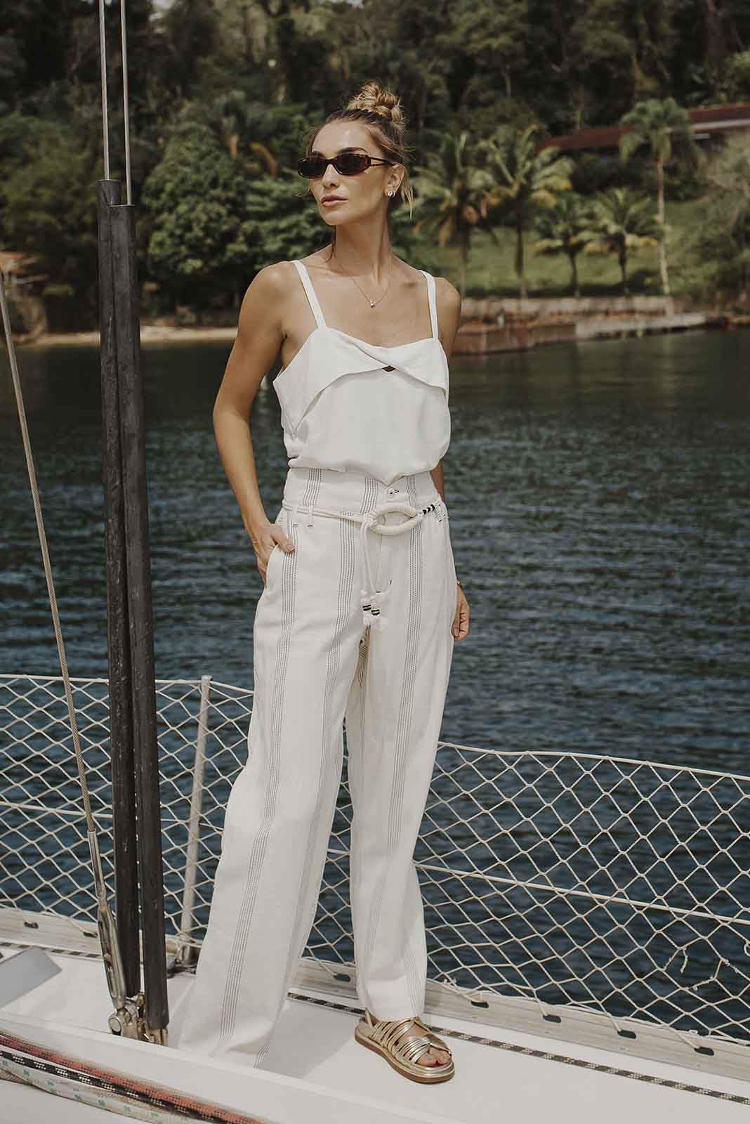 Conjunto de Calça Listrada e Blusa de Alça Off White 