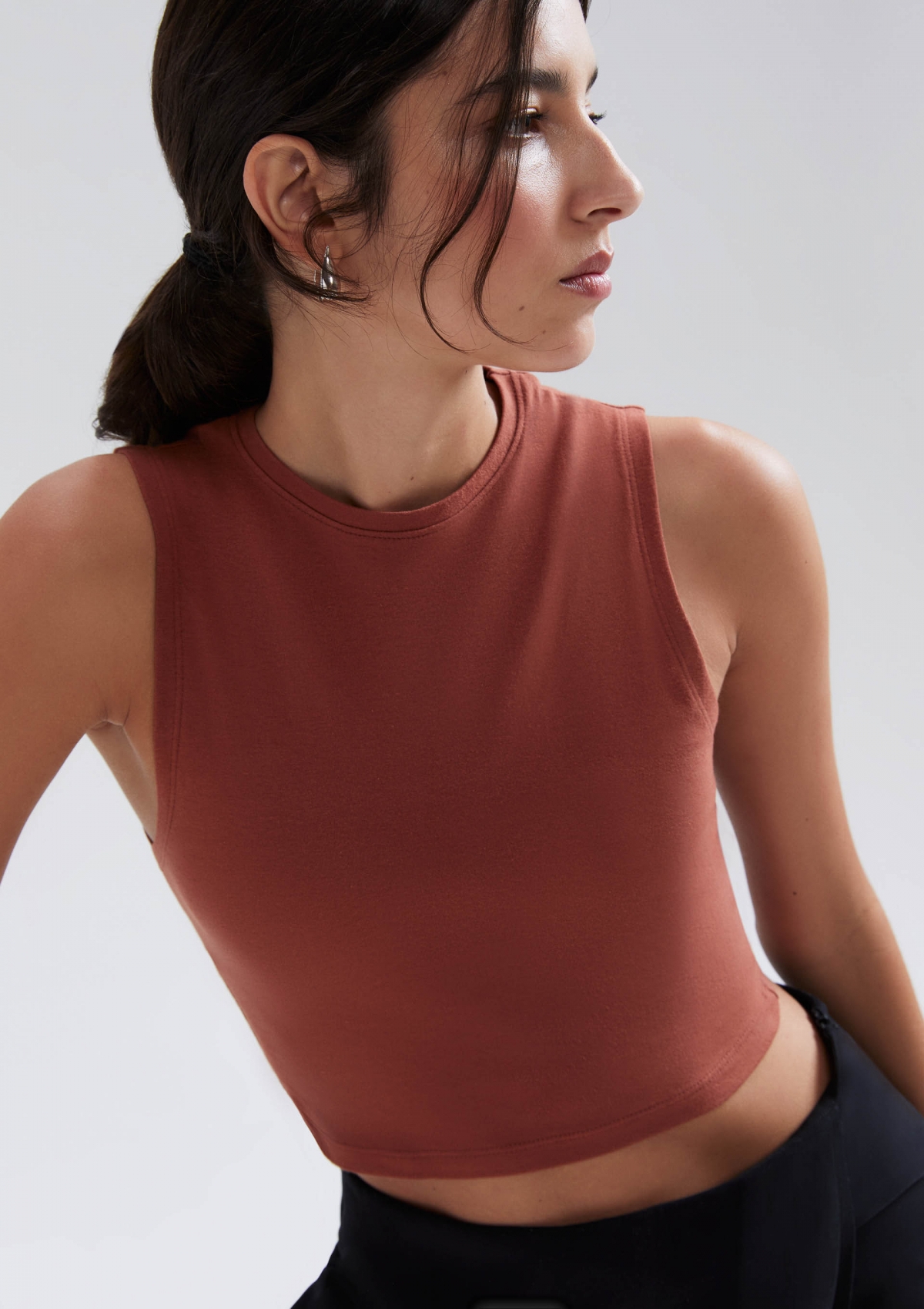 Regata Feminina Cropped Em Malha Com Elastano