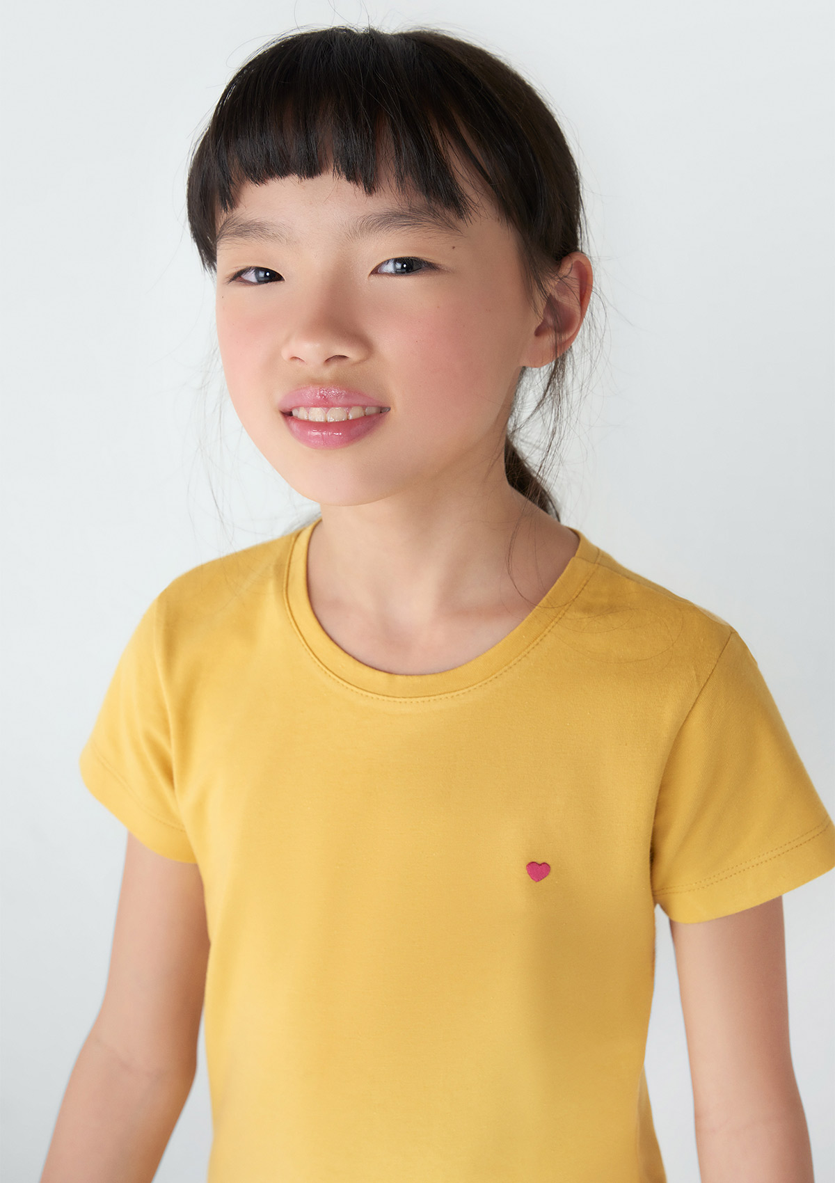 Blusa Básica Infantil Menina Manga Curta Slim Com Bordado Coração