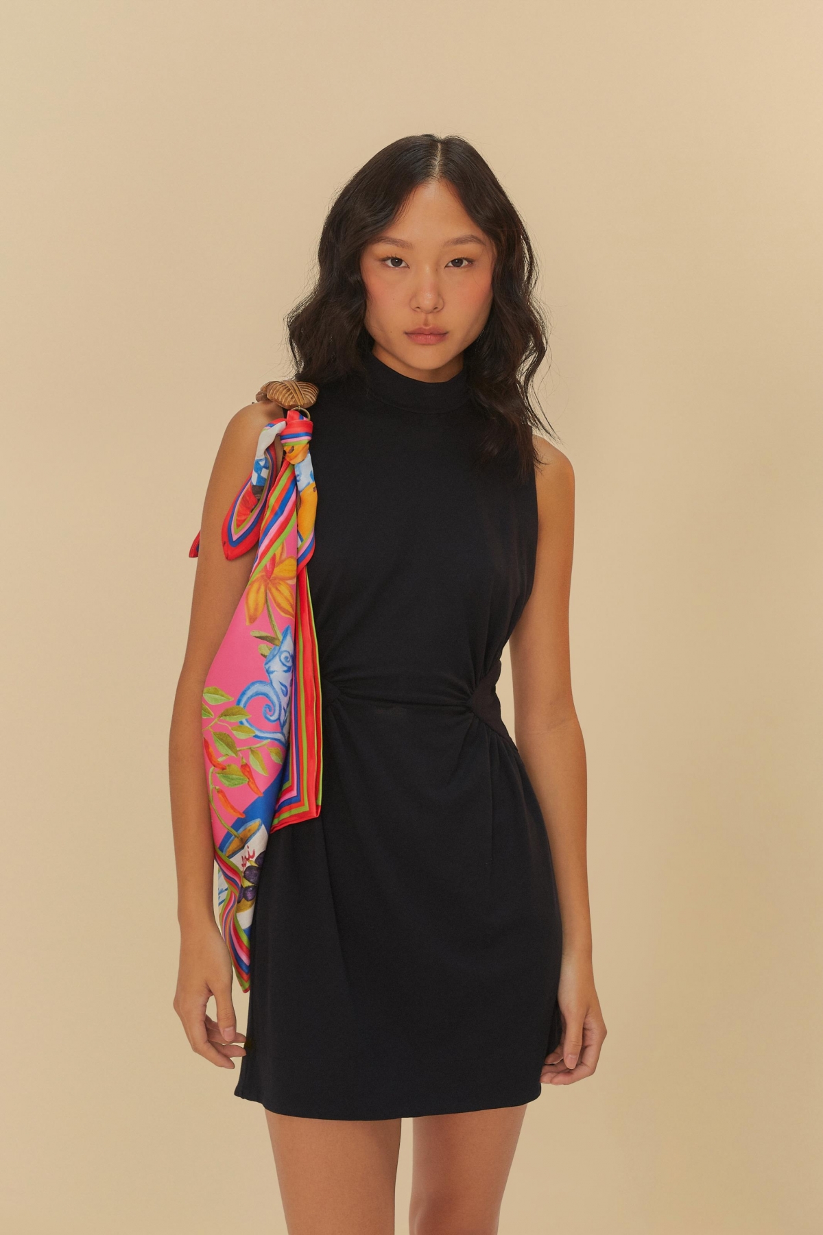 VESTIDO CURTO FRANZIDO GOLA