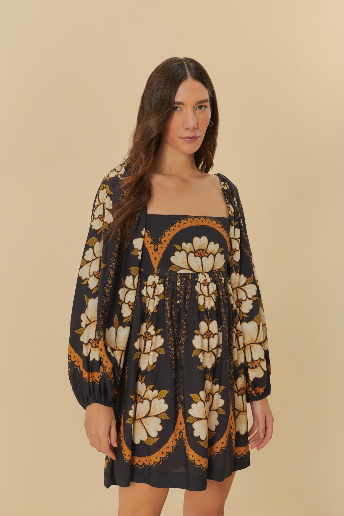 VESTIDO CURTO FLOR BORDADA