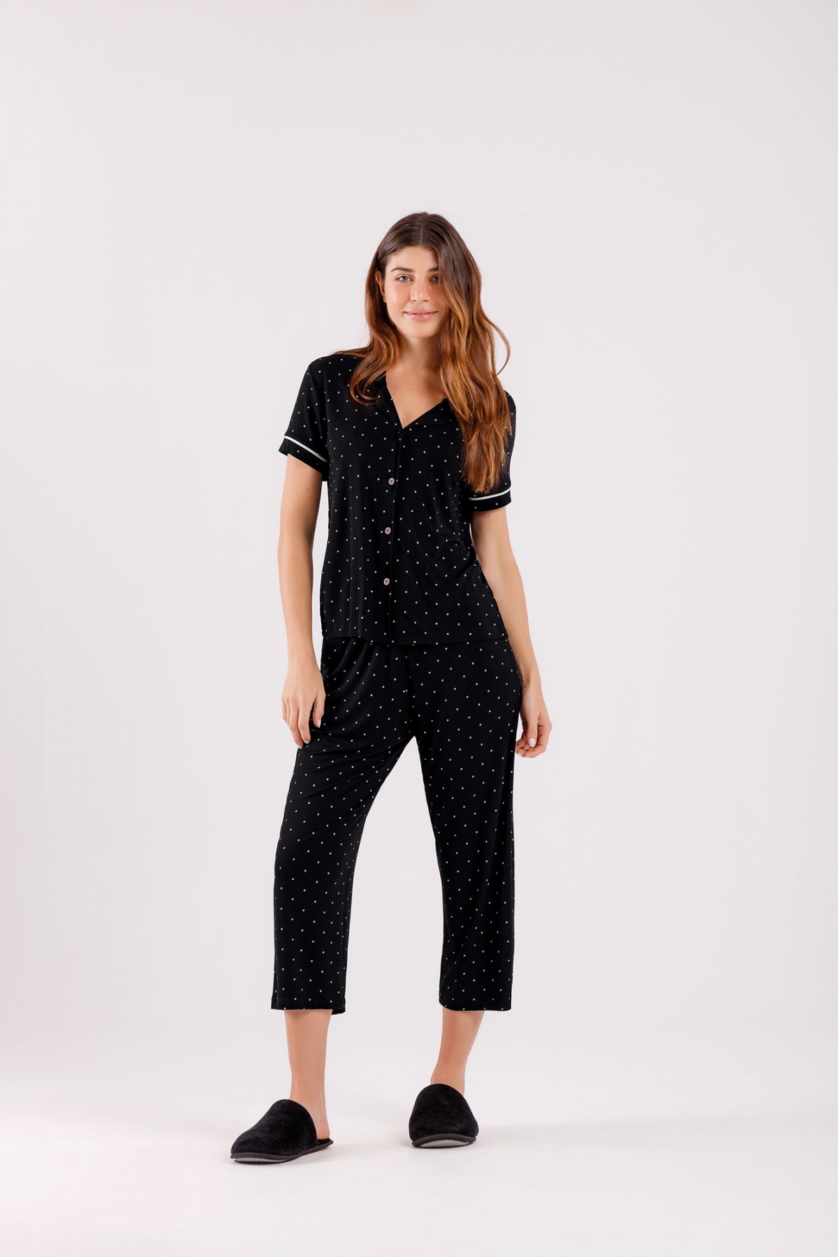 PIJAMA FEMININO MANGA CURTA E CAPRI PRETO POÁ - COR COM AMOR
